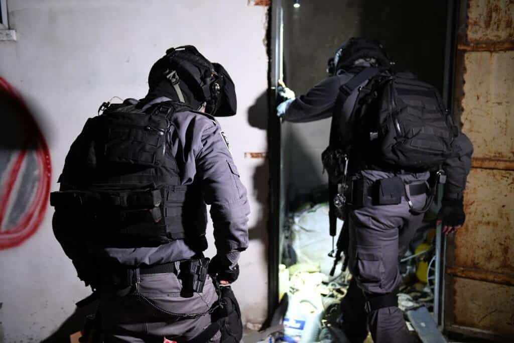 צפו: 22 בני אדם נעצרו בחשד להברחת אמצעי לחימה ומוצרים שונים משטחי יו"ש לישראל