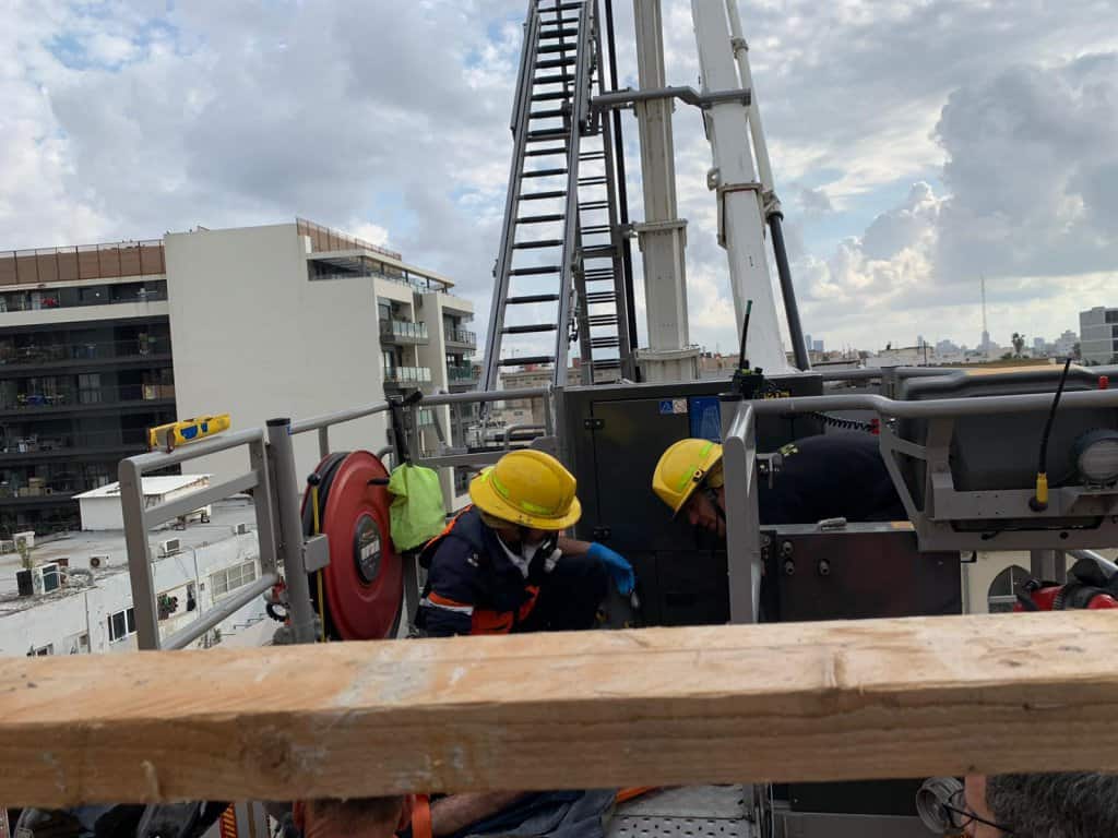 שלושה פועלים נפלו מיציקת בטון שהתמוטטה בתל אביב