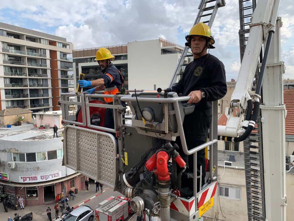 שלושה פועלים נפלו מיציקת בטון שהתמוטטה בתל אביב