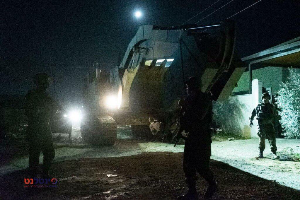 במהלך הריסת בית מחבל בג'נין: שוטר פלסטיני פתח באש – ונורה על ידי כוח צה"ל • צפו: