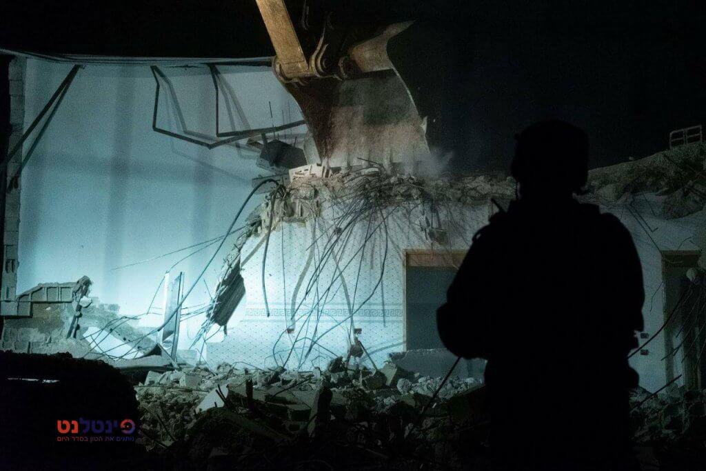 במהלך הריסת בית מחבל בג'נין: שוטר פלסטיני פתח באש – ונורה על ידי כוח צה"ל • צפו: