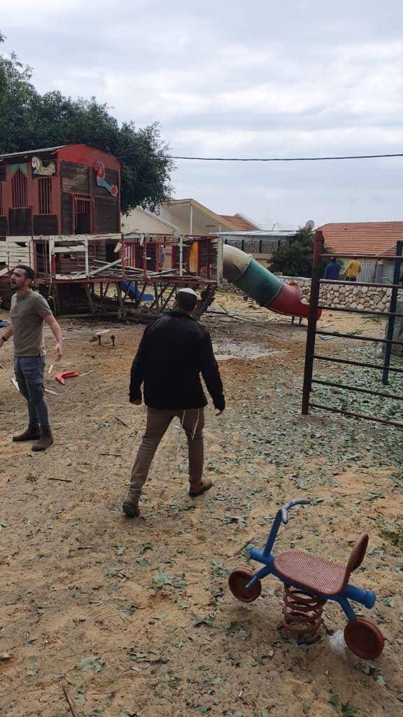 מטח לשדרות ולעוטף: רקטה נפלה בגן משחקים בשדרות - צפו: