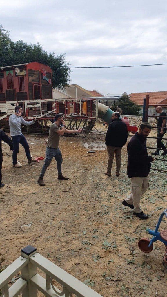 מטח לשדרות ולעוטף: רקטה נפלה בגן משחקים בשדרות - צפו: