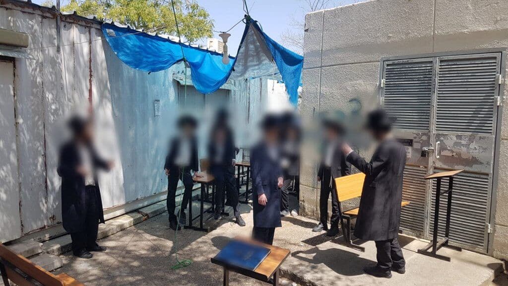 המשטרה עיכבה 15 חשודים לאחר שקיימו תפילה בבית כנסת במודיעין עילית המשטרה עיכבה 15 חשודים לאחר שקיימו תפילה בבית כנסת במודיעין עילית