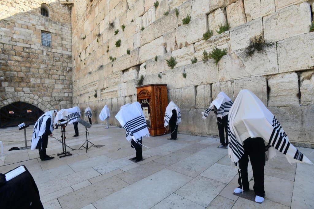 בצל הקורונה: ברכת הכהנים התקיים במתכונת מצומצמת של מניין כהנים • צפו בגלריה:
