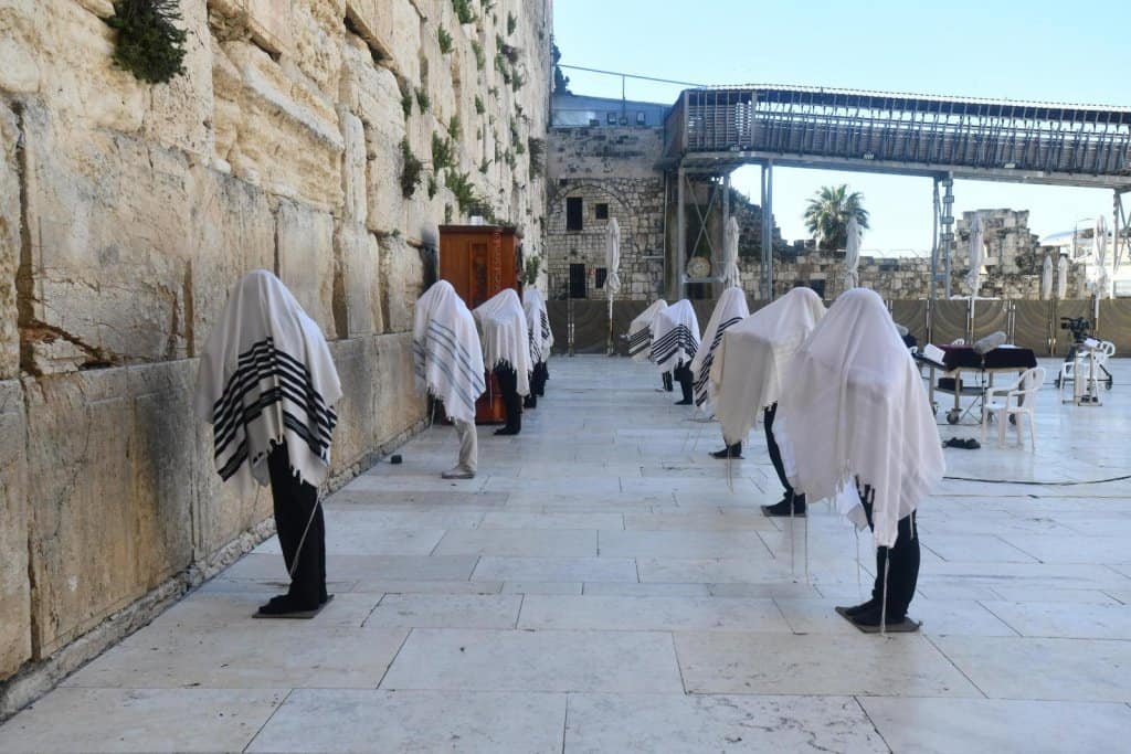 בצל הקורונה: ברכת הכהנים התקיים במתכונת מצומצמת של מניין כהנים • צפו בגלריה: