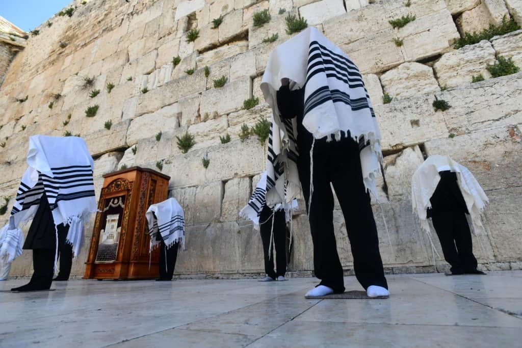 בצל הקורונה: ברכת הכהנים התקיים במתכונת מצומצמת של מניין כהנים • צפו בגלריה: