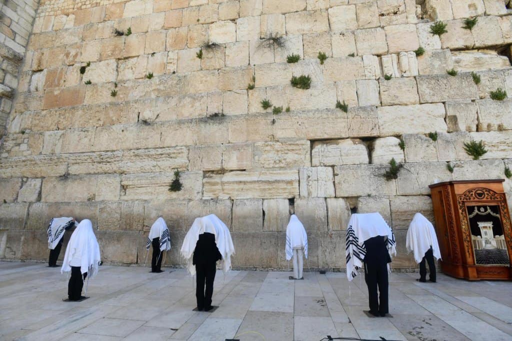 בצל הקורונה: ברכת הכהנים התקיים במתכונת מצומצמת של מניין כהנים • צפו בגלריה: