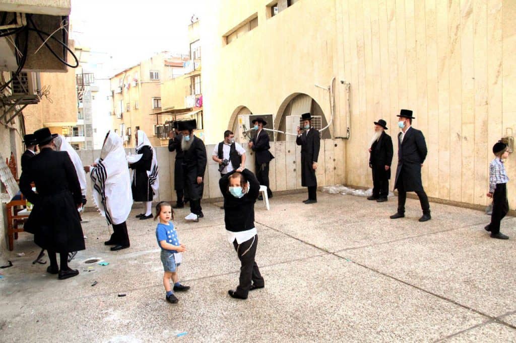 על פי ההנחיות: האדמו"ר מנדבורנה בברית לאחד מחסידיו - תיעוד על פי ההנחיות: האדמו"ר מנדבורנה בברית לאחד מחסידיו - תיעוד
