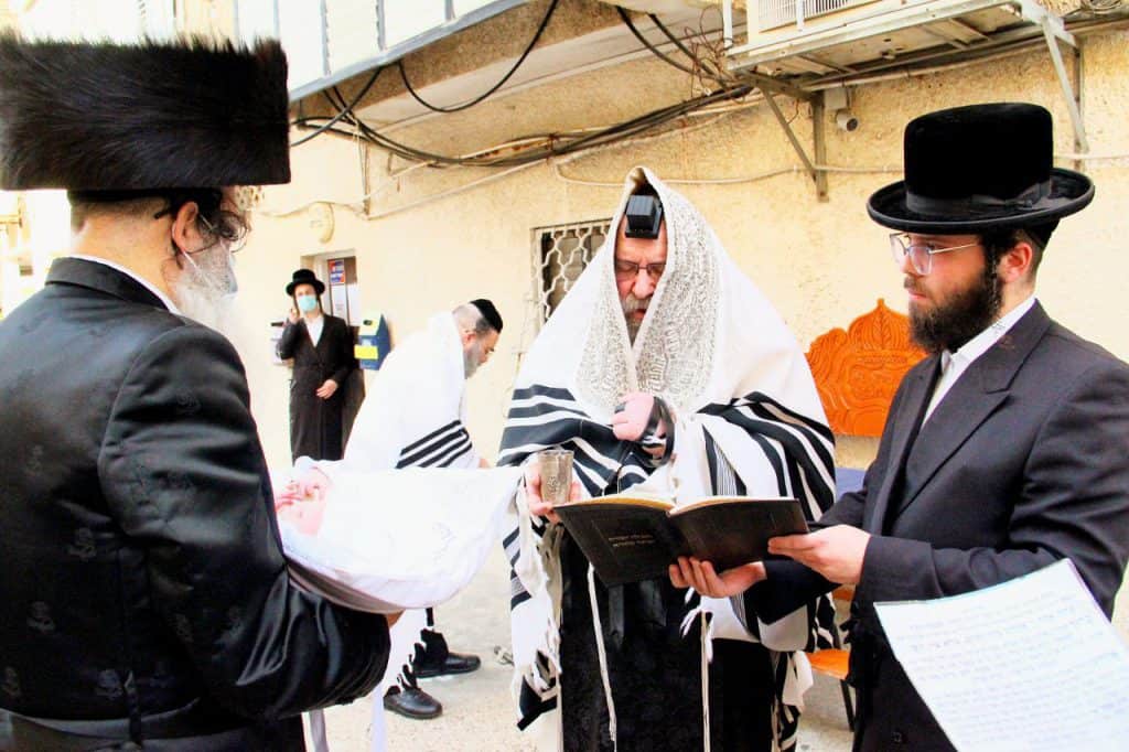 על פי ההנחיות: האדמו"ר מנדבורנה בברית לאחד מחסידיו - תיעוד על פי ההנחיות: האדמו"ר מנדבורנה בברית לאחד מחסידיו - תיעוד