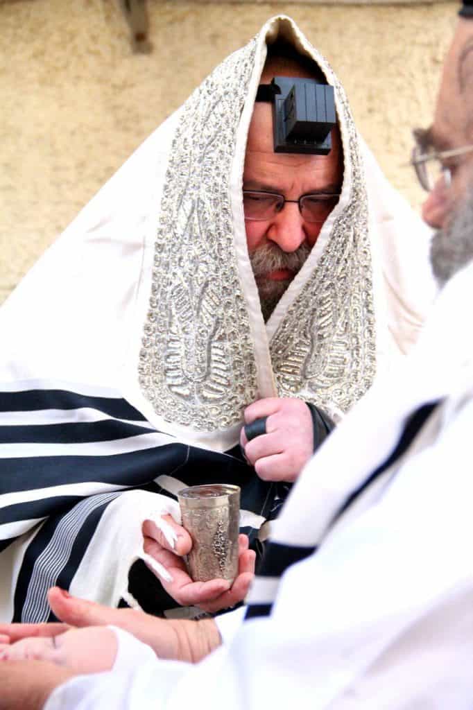 על פי ההנחיות: האדמו"ר מנדבורנה בברית לאחד מחסידיו - תיעוד על פי ההנחיות: האדמו"ר מנדבורנה בברית לאחד מחסידיו - תיעוד