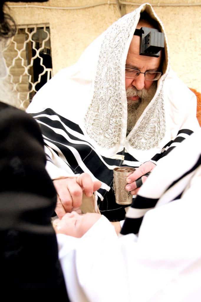 על פי ההנחיות: האדמו"ר מנדבורנה בברית לאחד מחסידיו - תיעוד על פי ההנחיות: האדמו"ר מנדבורנה בברית לאחד מחסידיו - תיעוד
