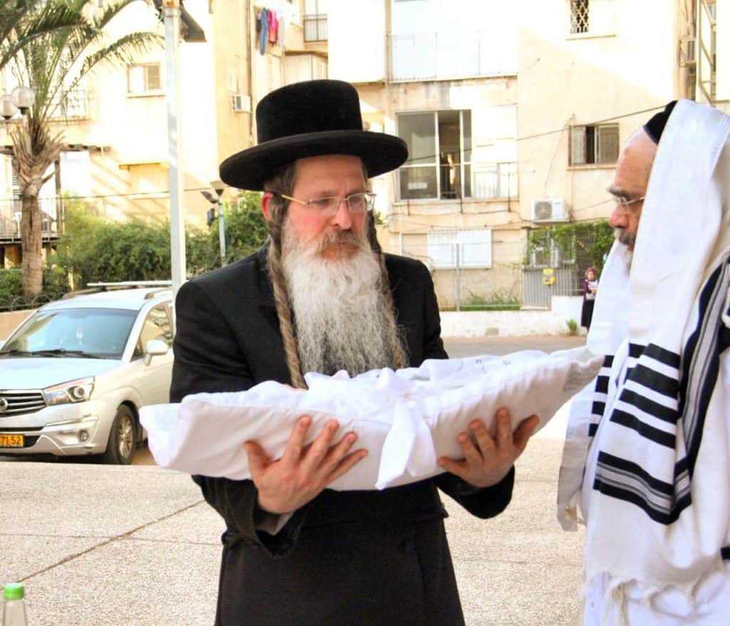 על פי ההנחיות: האדמו"ר מנדבורנה בברית לאחד מחסידיו - תיעוד על פי ההנחיות: האדמו"ר מנדבורנה בברית לאחד מחסידיו - תיעוד