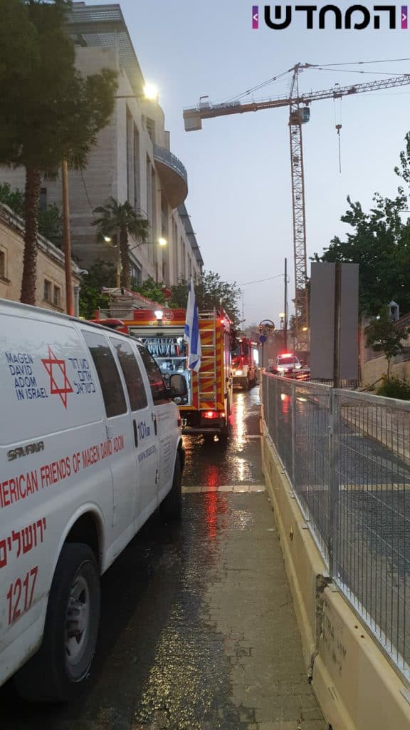 להבות בבניין ירושלים - חשש לזריקת בקת''ב, חשוד נתפס • צפו: להבות בבניין ירושלים - חשש לזריקת בקת''ב, חשוד נתפס • צפו: