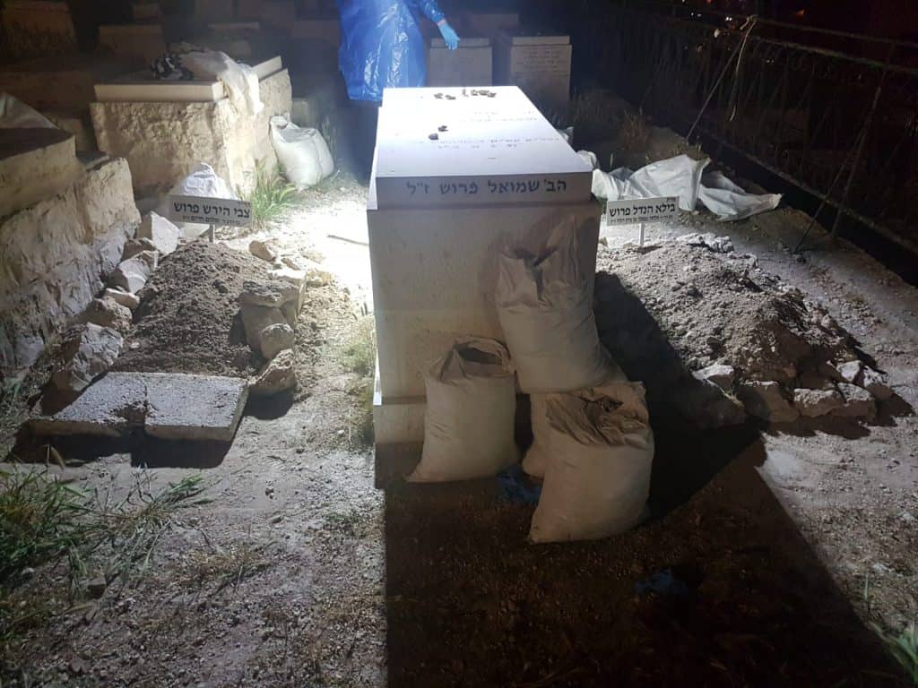 קורע לב: תיעוד מסע הלווית ר' הרשל פורוש זצ"ל ימים ספורים לאחר מות רעיתו • צפו