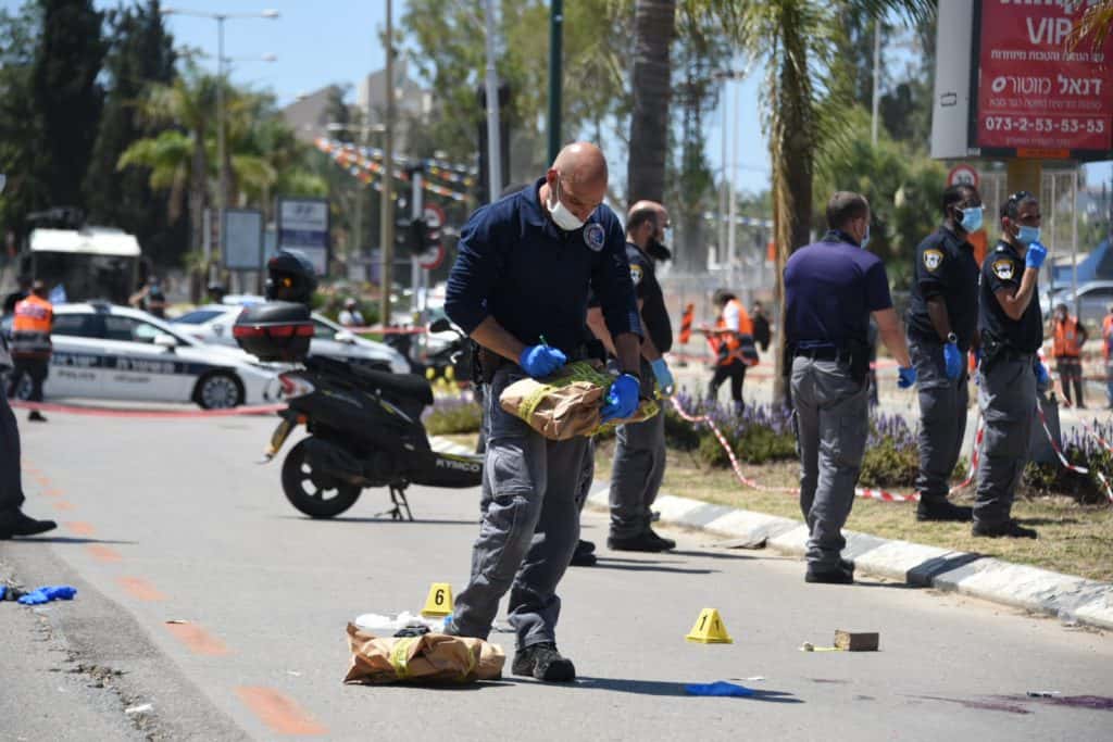 פיגוע דקירה בכפר סבא אישה נפצעה בינוני-קשה • צפו: