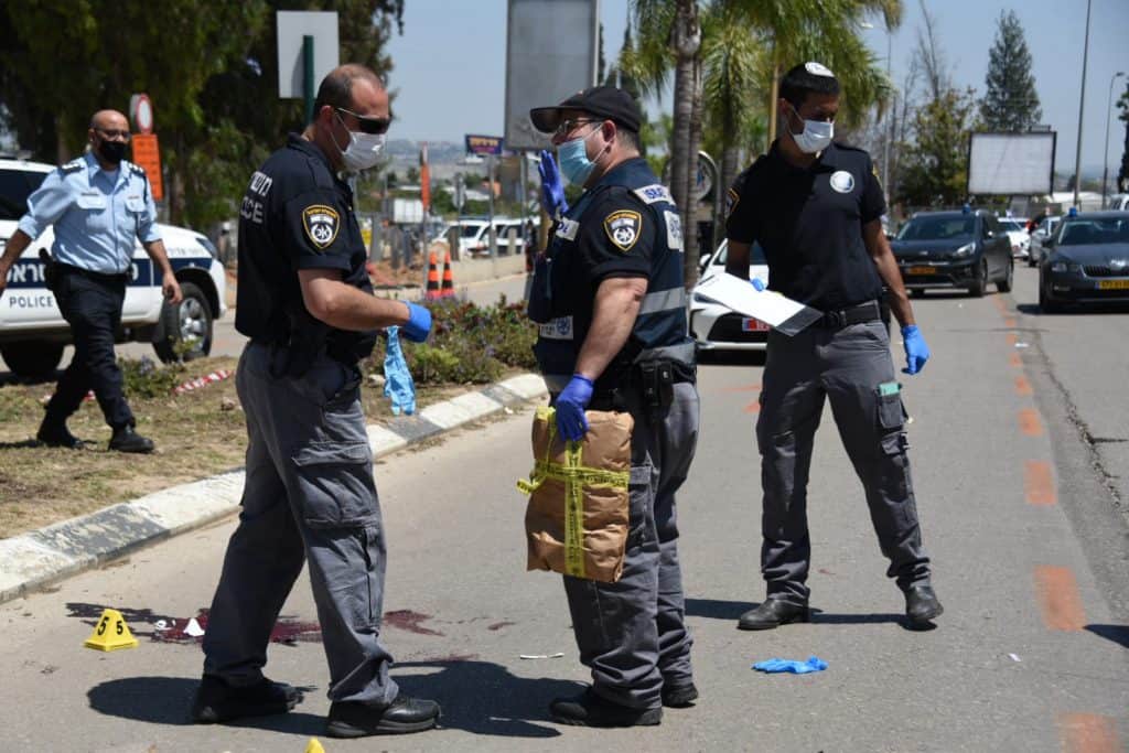 פיגוע דקירה בכפר סבא אישה נפצעה בינוני-קשה • צפו: