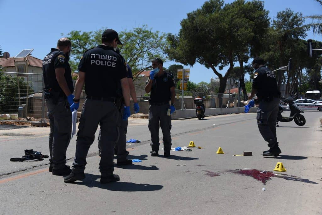 פיגוע דקירה בכפר סבא אישה נפצעה בינוני-קשה • צפו: