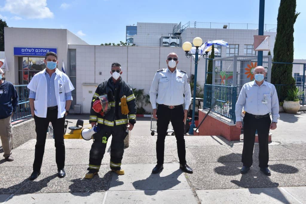 לוחמי האש מצדיעים לצוותים הרפואיים