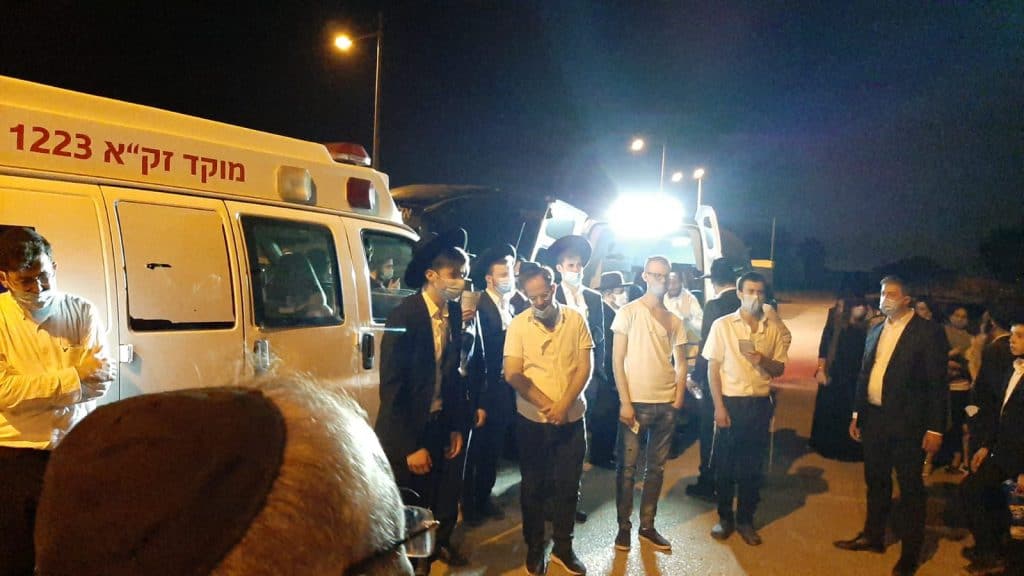 צפו במסע ההלוויה קורע הלב של איש החסד