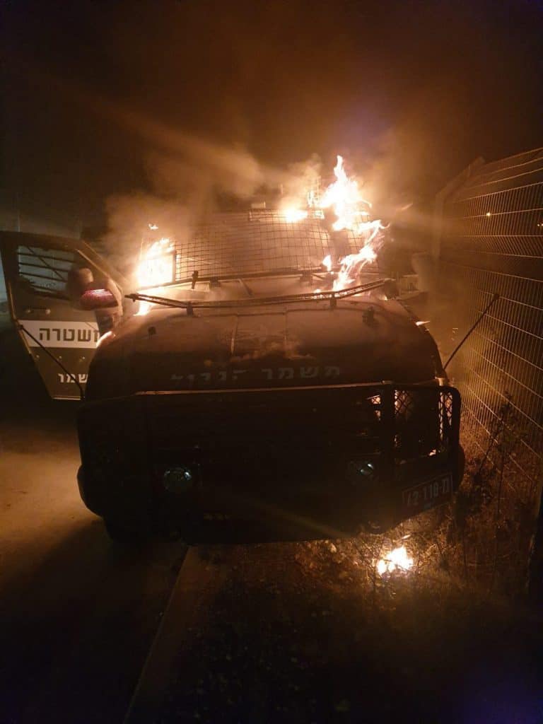 בקבוקי תבערה הושלכו על רכב מג"ב שעלה באש - צפו