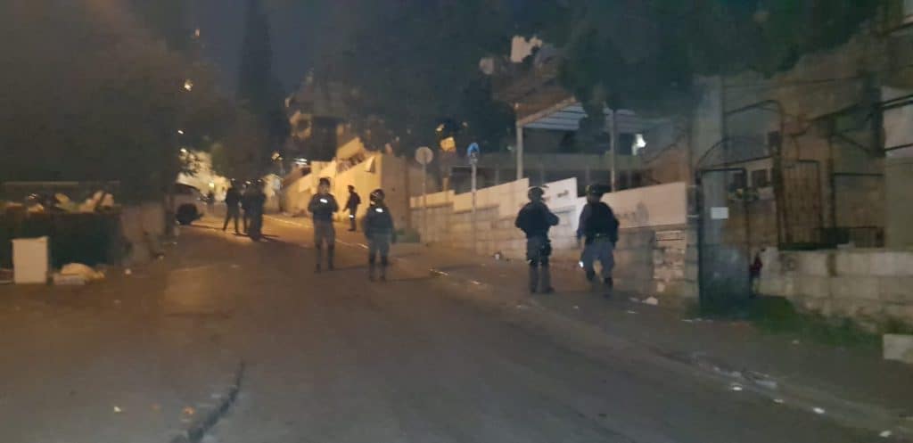 צפו: לפנות בוקר המשטרה פשטה על מאה שערים ועצרה 8 חשודים