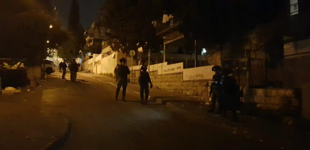 צפו: לפנות בוקר המשטרה פשטה על מאה שערים ועצרה 8 חשודים