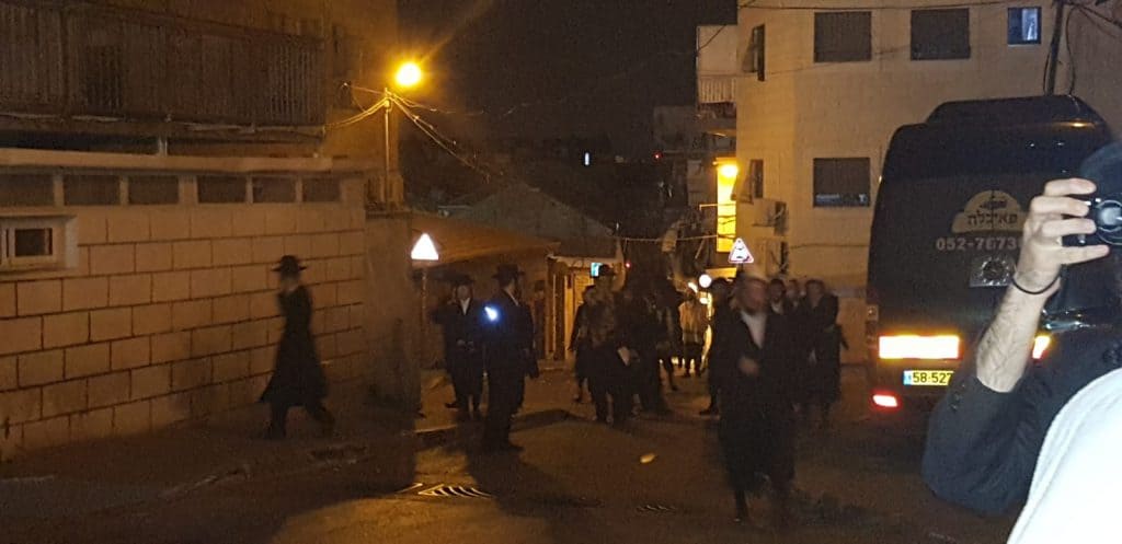 צפו: לפנות בוקר המשטרה פשטה על מאה שערים ועצרה 8 חשודים