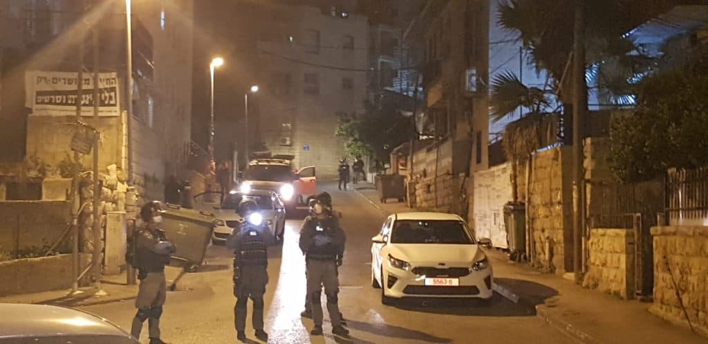 צפו: לפנות בוקר המשטרה פשטה על מאה שערים ועצרה 8 חשודים