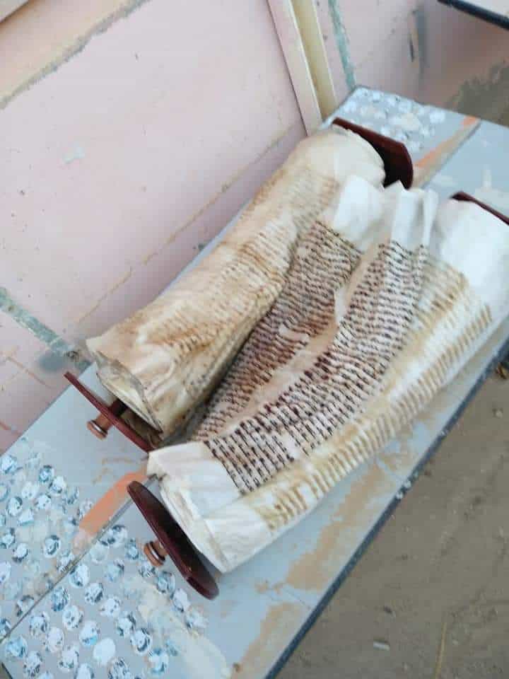 תיעוד מזעזע: הארגז המהודר נגנב וקלף ספר התורה נזרק בין השיחים