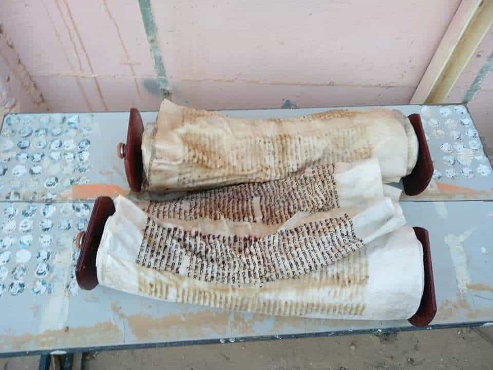 תיעוד מזעזע: הארגז המהודר נגנב וקלף ספר התורה נזרק בין השיחים