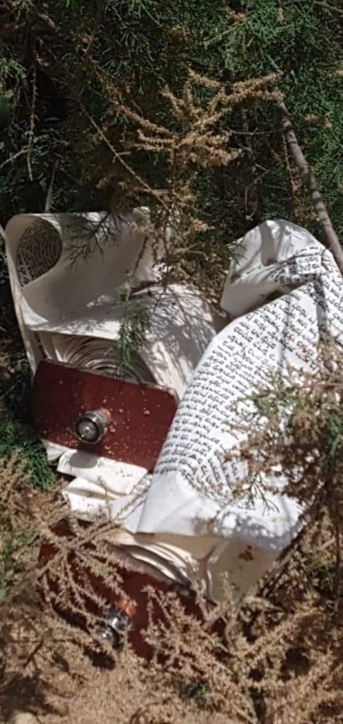 תיעוד מזעזע: הארגז המהודר נגנב וקלף ספר התורה נזרק בין השיחים