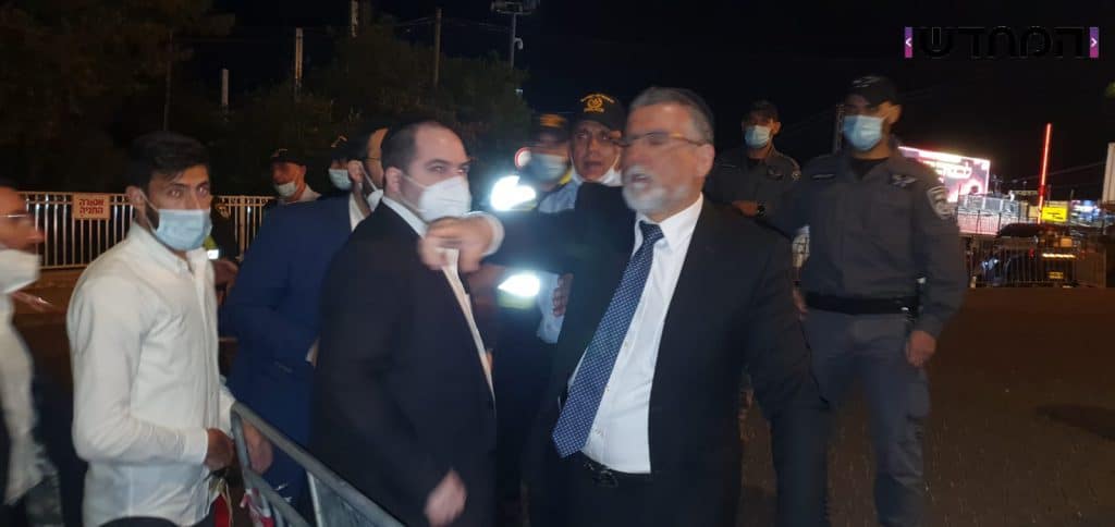 גלריה מתעדכנת: הגרש"מ עמאר והגר"ב שמואלי הדליקו את מירון - גלריה של צלם 'המחדש' • צפו: גלריה מתעדכנת: הגרש"מ עמאר והגר"ב שמואלי הדליקו את מירון - גלריה של צלם 'המחדש' • צפו: