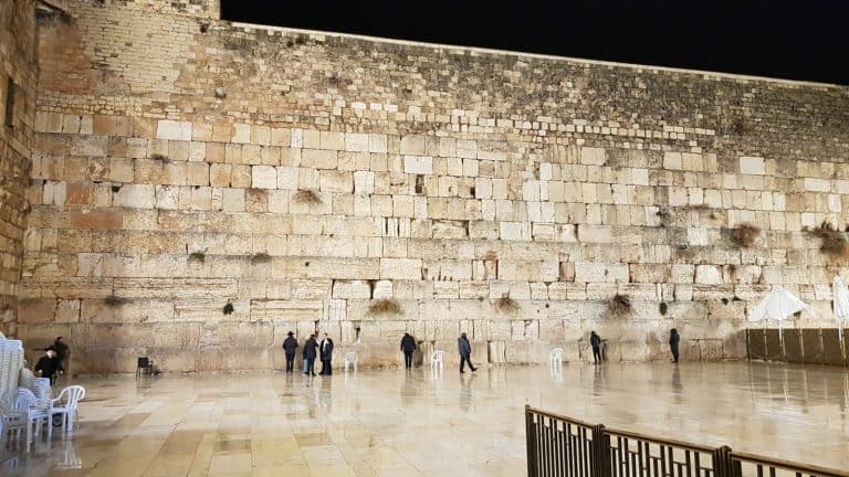 המשטרה עצרה על חם את הנערות ה'מכייסות' ברחבת הכותל