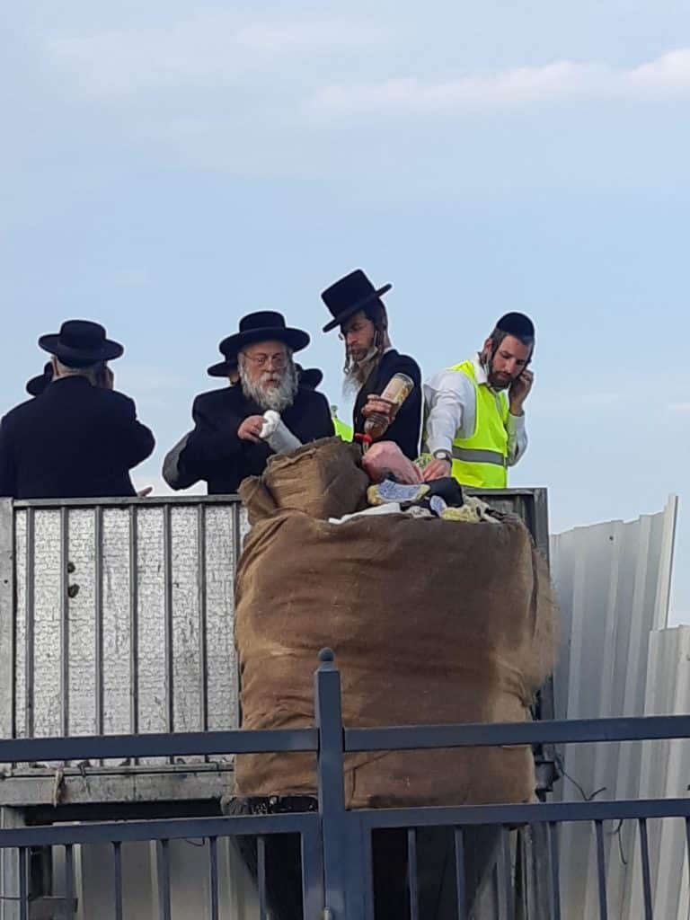 גלריה מתעדכנת: הגרש"מ עמאר והגר"ב שמואלי הדליקו את מירון - גלריה של צלם 'המחדש' • צפו: גלריה מתעדכנת: הגרש"מ עמאר והגר"ב שמואלי הדליקו את מירון - גלריה של צלם 'המחדש' • צפו: