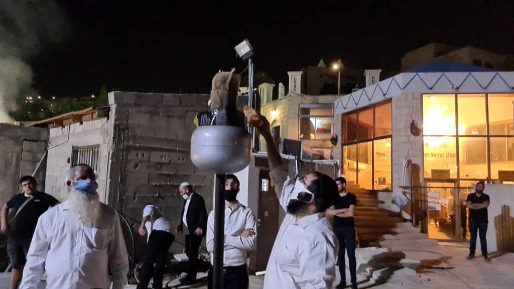 צפו: ההדלקה המסורתית בקבר רבי עקיבא בטבריה 