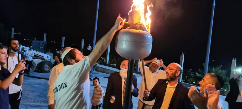 צפו: ההדלקה המסורתית בקבר רבי עקיבא בטבריה 