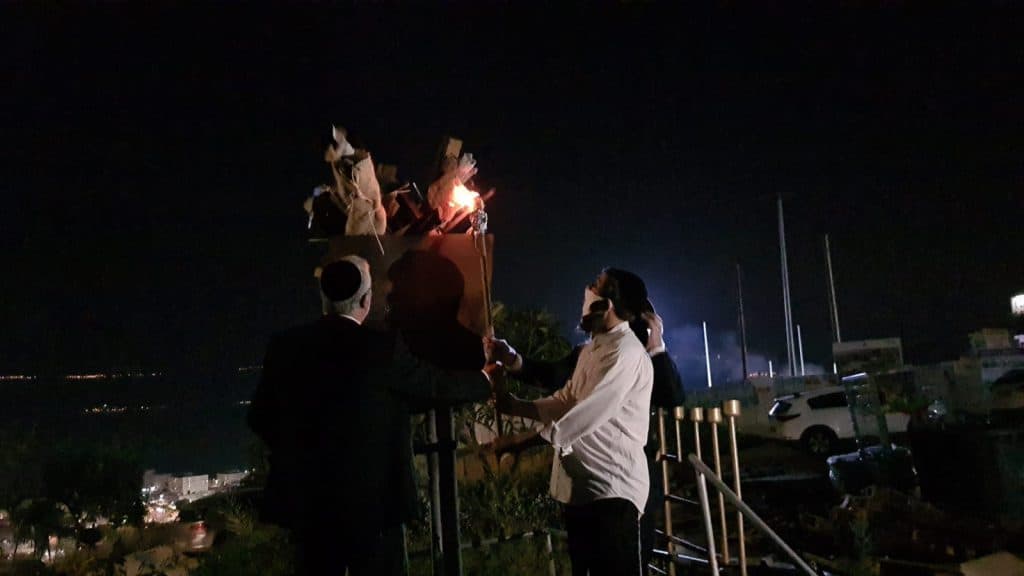 צפו: ההדלקה המסורתית בקבר רבי עקיבא בטבריה 