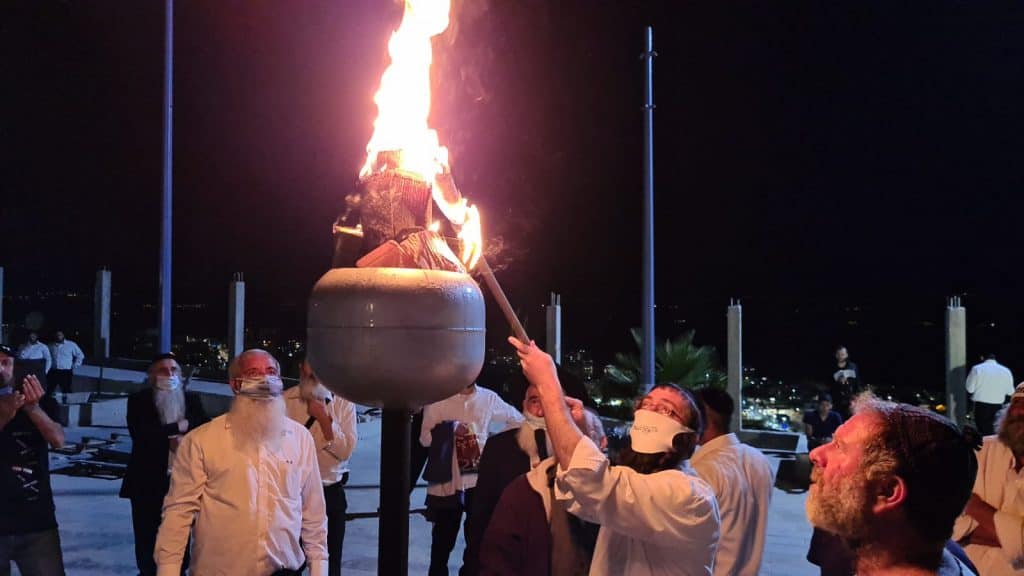 צפו: ההדלקה המסורתית בקבר רבי עקיבא בטבריה 