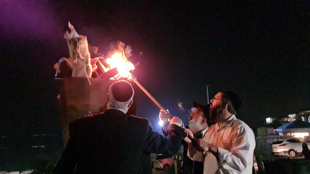 צפו: ההדלקה המסורתית בקבר רבי עקיבא בטבריה 