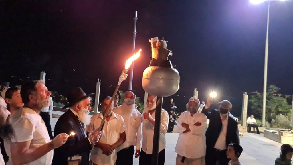 צפו: ההדלקה המסורתית בקבר רבי עקיבא בטבריה 