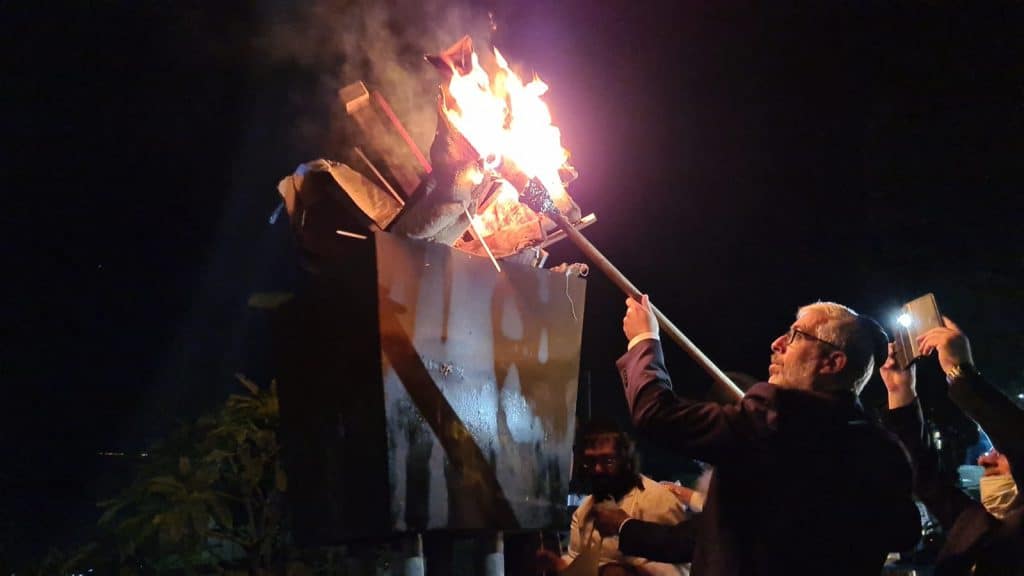 צפו: ההדלקה המסורתית בקבר רבי עקיבא בטבריה 