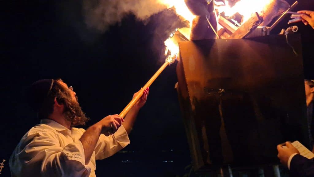 צפו: ההדלקה המסורתית בקבר רבי עקיבא בטבריה 