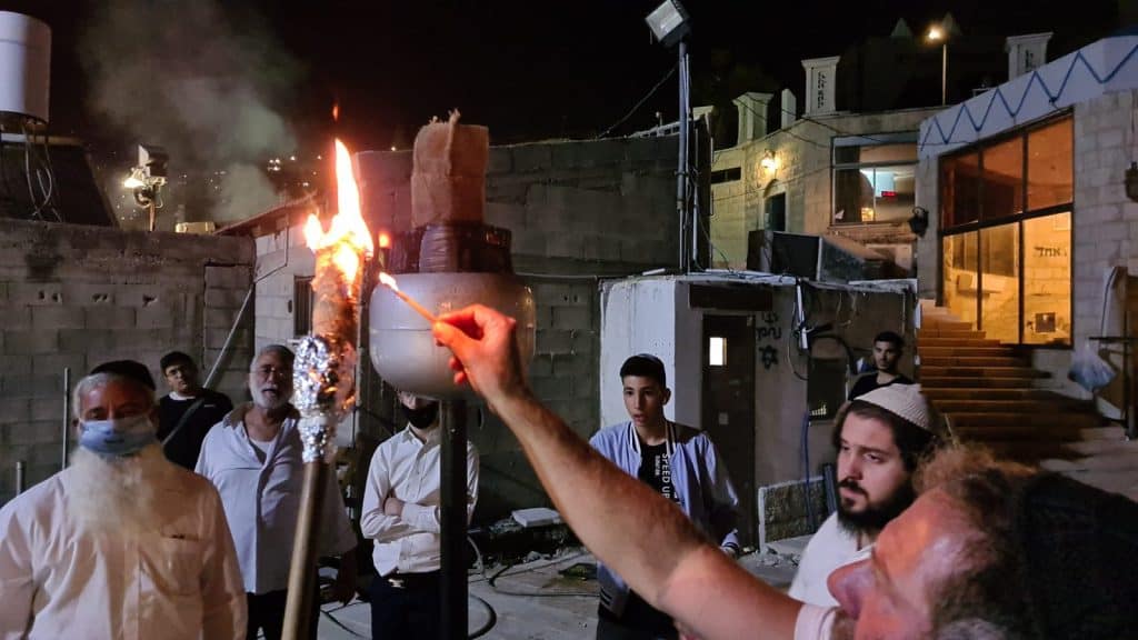 צפו: ההדלקה המסורתית בקבר רבי עקיבא בטבריה 