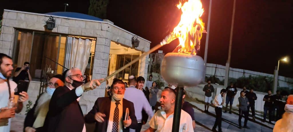 צפו: ההדלקה המסורתית בקבר רבי עקיבא בטבריה 