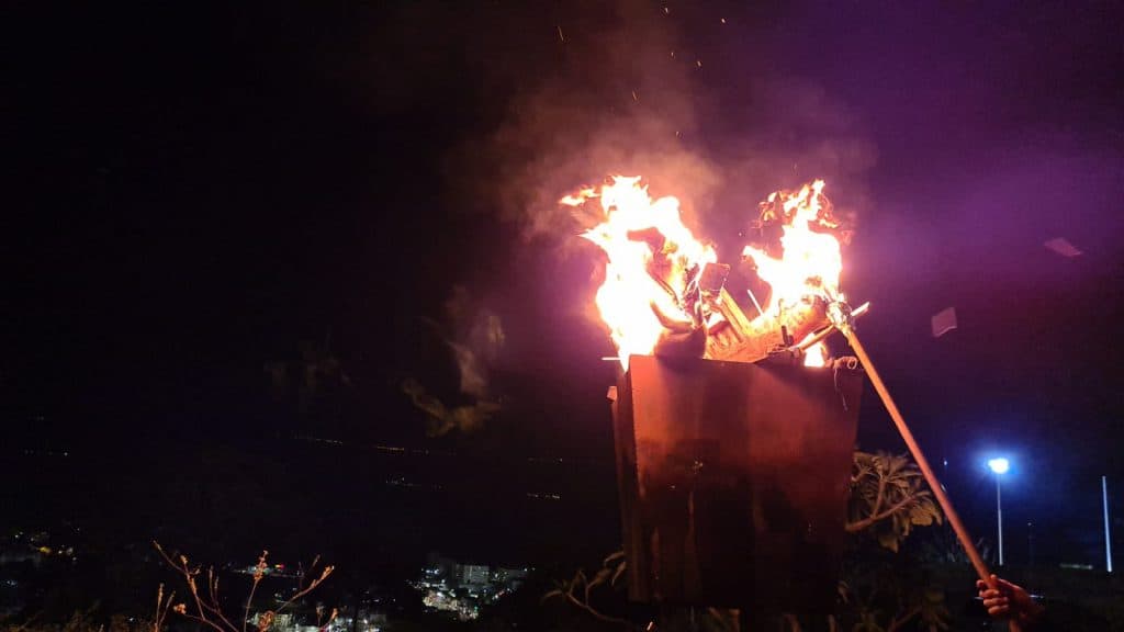 צפו: ההדלקה המסורתית בקבר רבי עקיבא בטבריה 