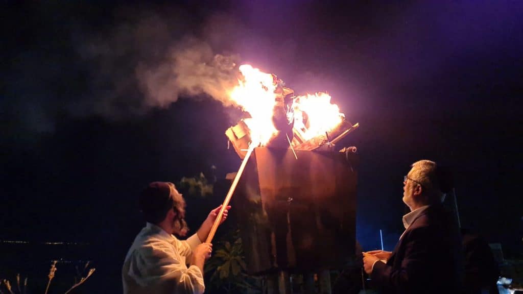 צפו: ההדלקה המסורתית בקבר רבי עקיבא בטבריה 