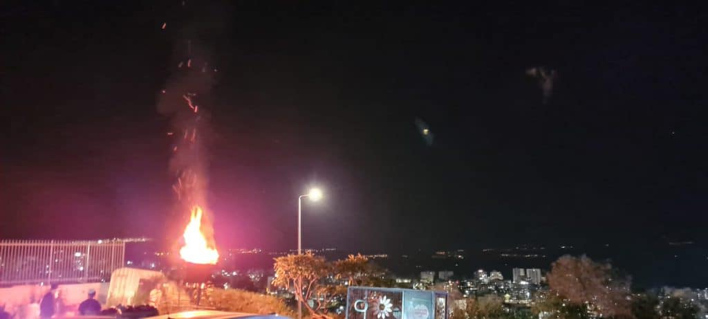 צפו: ההדלקה המסורתית בקבר רבי עקיבא בטבריה 