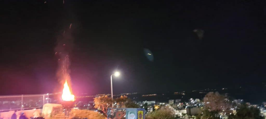 צפו: ההדלקה המסורתית בקבר רבי עקיבא בטבריה 