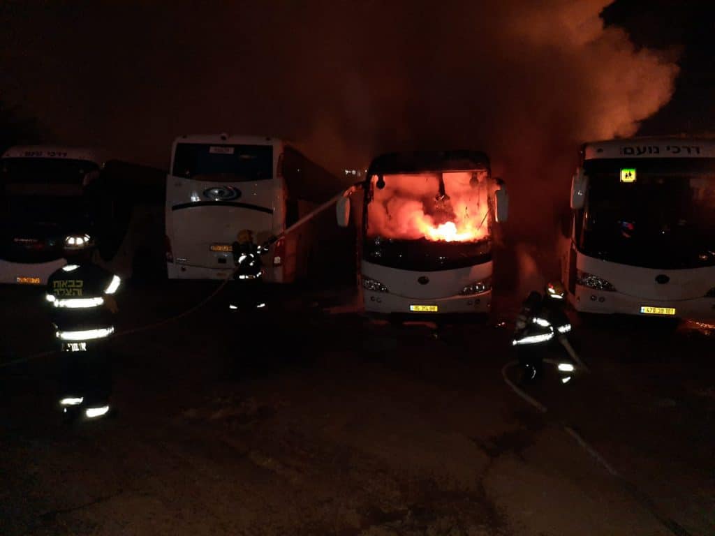 תיעוד: אוטובוס עלה באש בבני ברק - אין נפגעים